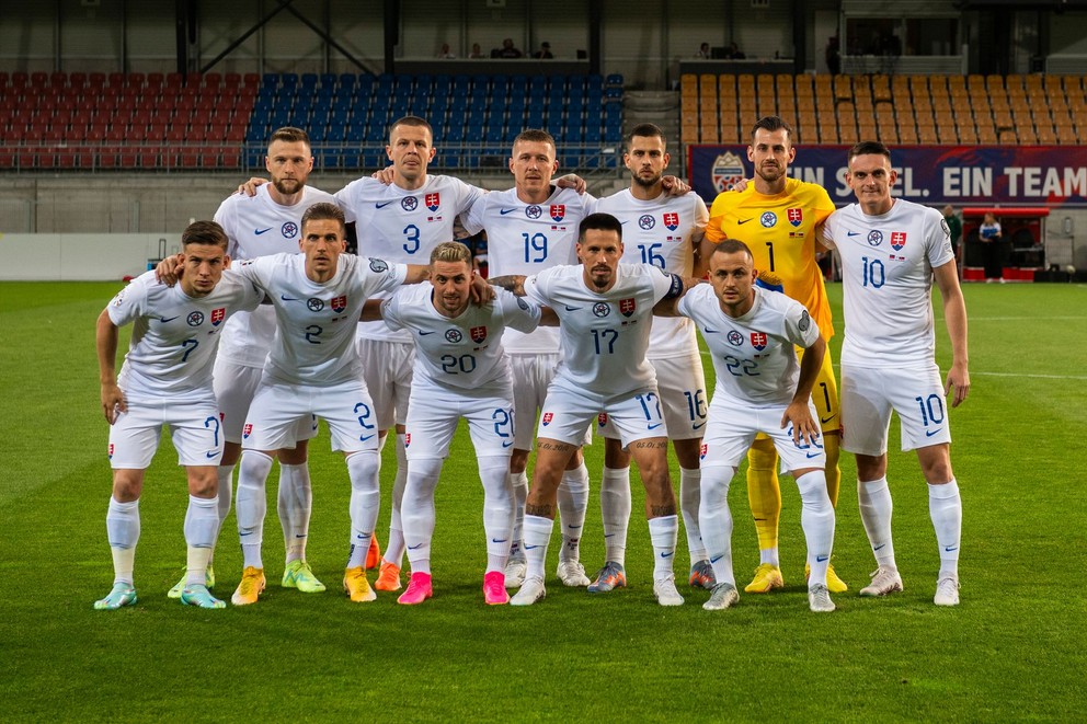 Futbalisti Slovenska pózujú pred zápasom Lichtenštajnsko - Slovensko v kvalifikácii EURO 2024.