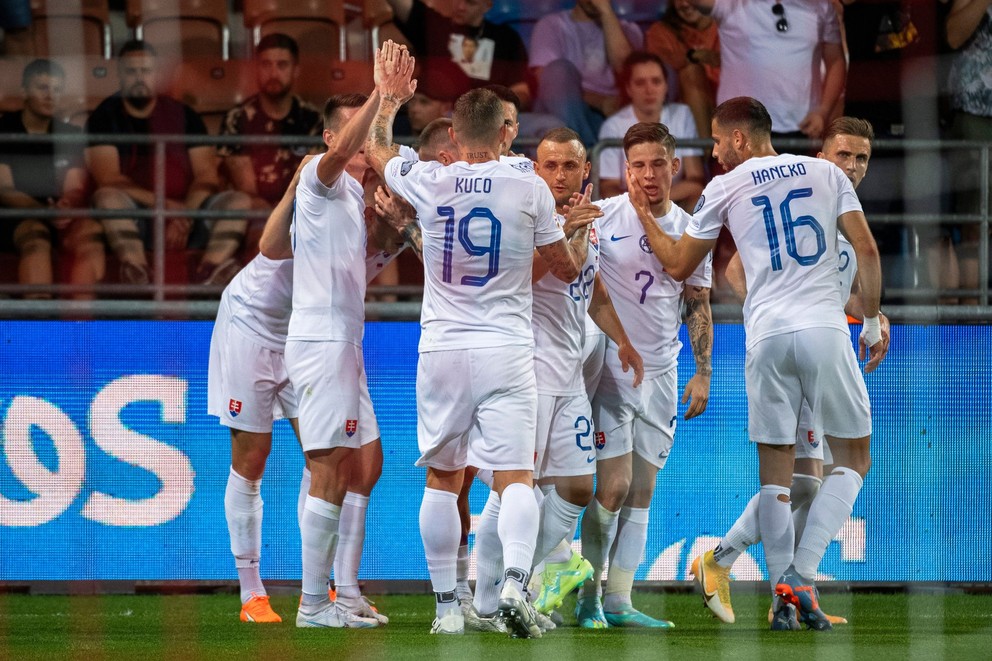 Na snímke sa futbalisti Slovenska sa tešia z gólu počas zápasu Lichtenštajnsko - Slovensko v kvalifikácii EURO 2024.