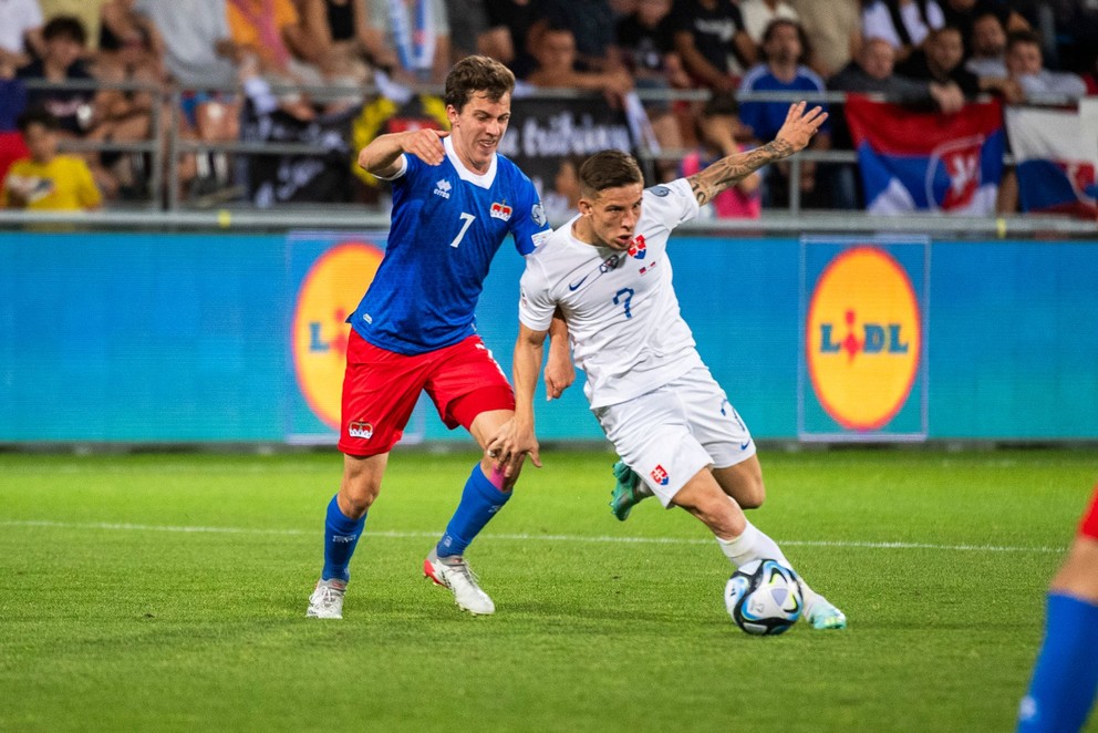  Simon Lüchinger (Lichtenštajnsko) a Tomáš Suslov v zápase Lichtenštajnsko - Slovensko v kvalifikácii EURO 2024.