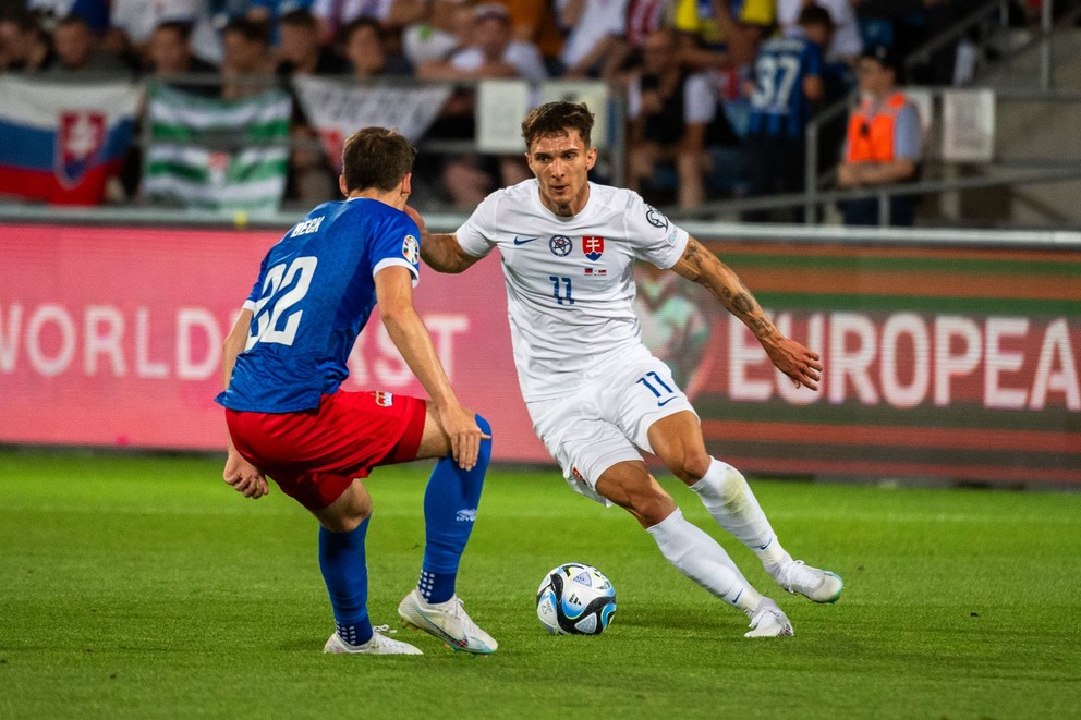 Na snímke zľava Niklas Beck (Lichtenštajnsko) a Dávid Ďuriš v zápase Lichtenštajnsko - Slovensko v kvalifikácii EURO 2024.