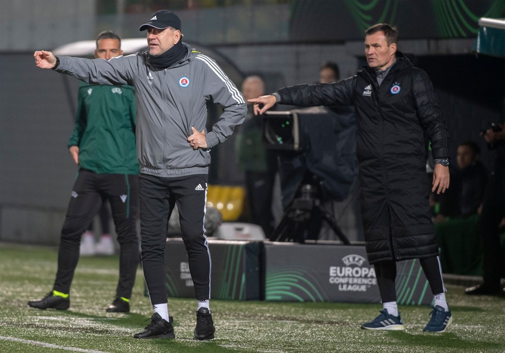 Tréner Slovana Vladimír Weiss st. a vpravo jeho asistent Boris Kitka počas zápasu VMFD Žalgiris Vilnius - ŠK Slovan Bratislava v skupine Európskej konferenčnej ligy.