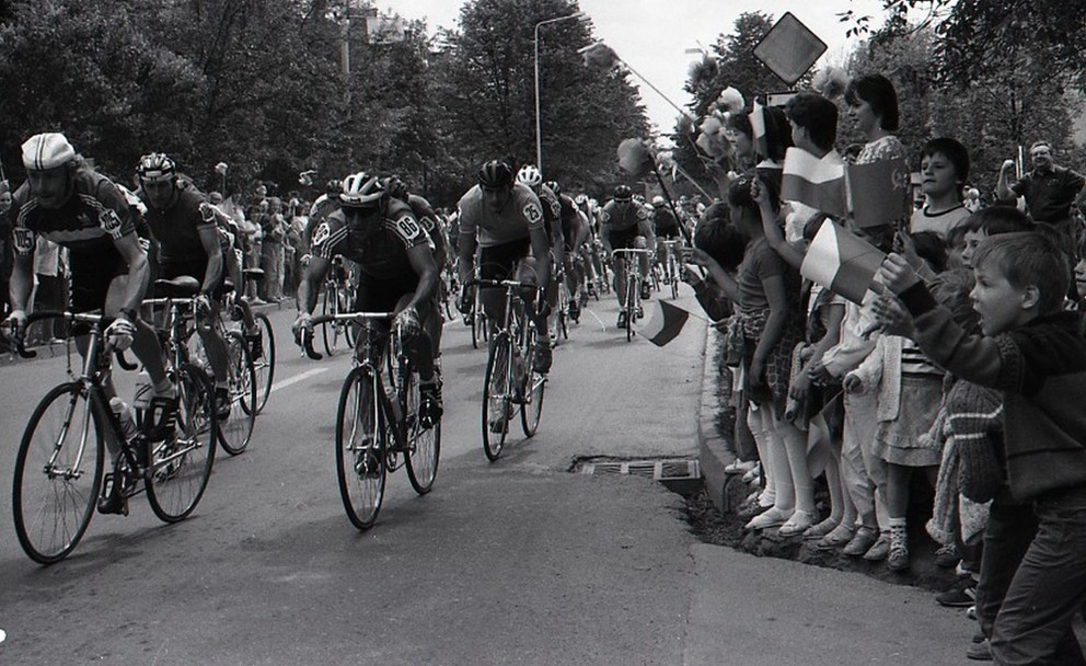 Preteky mieru bývali veľkou udalosťou. Cyklisti v roku 1988 na trase druhej etapy z Banskej Bystrice do Žilliny. Jozef Regec (číslo 25) ide za sovietskym pretekárom Džamolidinom Abdužaparovom (86).  