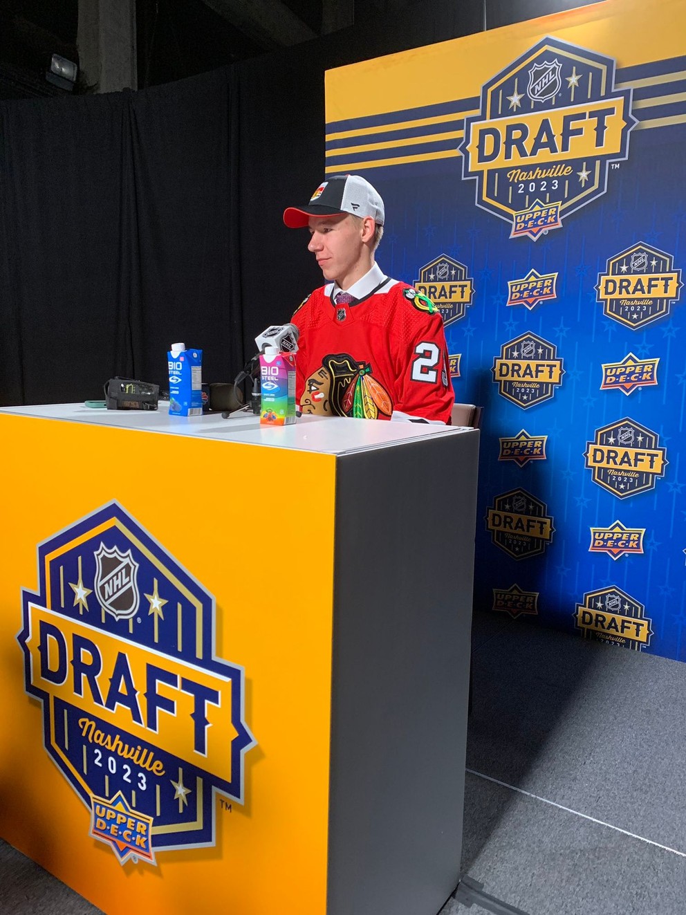 Adam Gajan sa stal prvým draftovaným brankárom tohtoročnej edície draftu NHL. Z 35. miesta si ho vybralo Chicago Blackhawks.