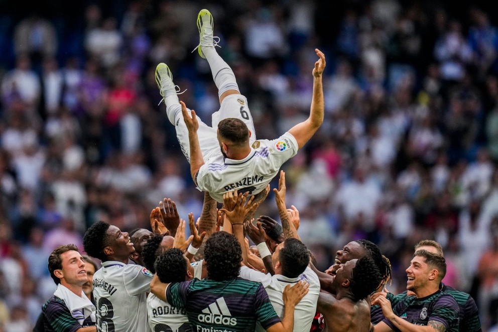 Futbalisti Realu Madrid sa lúčia so spoluhráčom Karimom Benzemom.