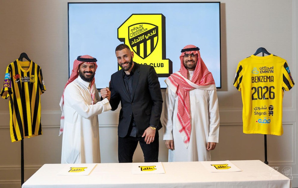 Karim Benzema pri podpise novej zmluve so saudskoarabským Al Ittihad. 