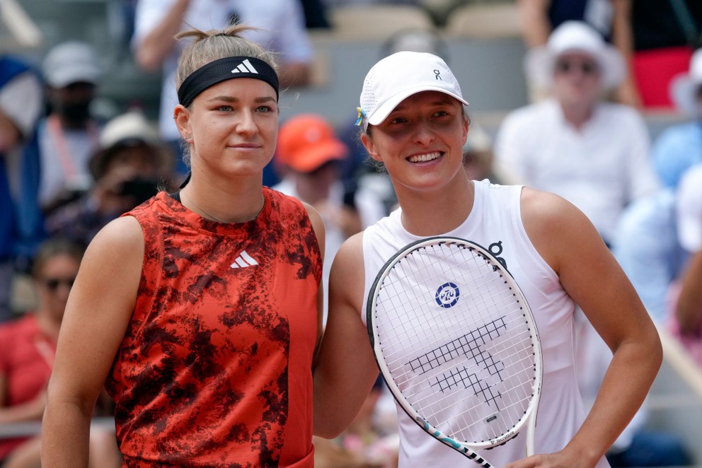 Karolína Muchová (vľavo) a Iga Swiateková pred začiatkom finále Roland Garros 2023. 