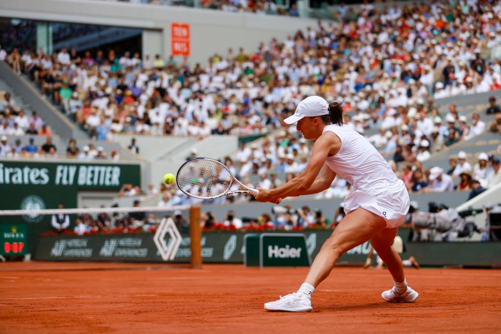 Iga Swiateková odvracia loptičku vo finále Roland Garros 2023. 