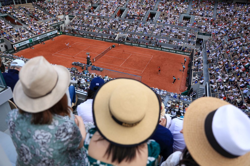 Pohľad z tribúny na finále ženskej dvojhry na Roland Garros 2023.