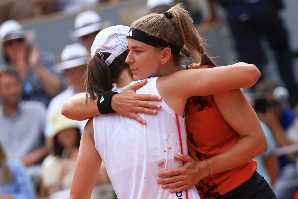 Iga Swiateková a Karolína Muchová sa objímajú po finálovom zápase na Roland Garros 2023.