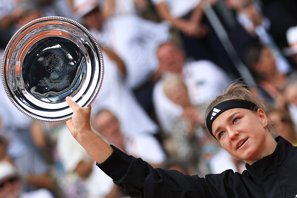 Karolína Muchová s trofejou pre zdolanú finalistku Roland Garros.