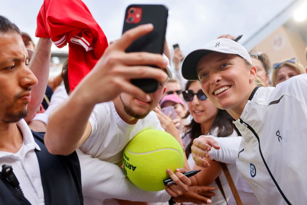 Iga Swiateková sa po zisku titulu na Roland Garros fotila s fanúšikmi.