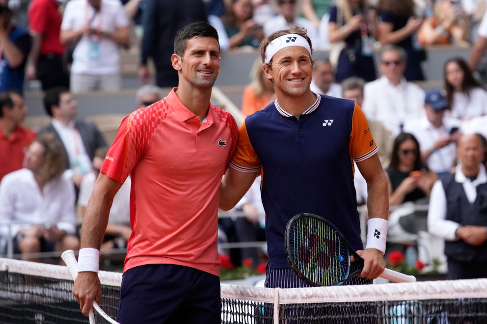 Srbský tenista Novak Djokovic s nórskym tenistom Casperom Ruudom pózujú pred začiatkom finále grandslamového turnaja v Paríži.