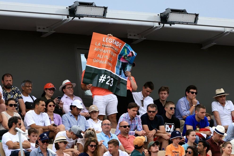 Fanúšikovia vo finále grandslamového turnaja s transparentom venovaným srbskému tenistovi.