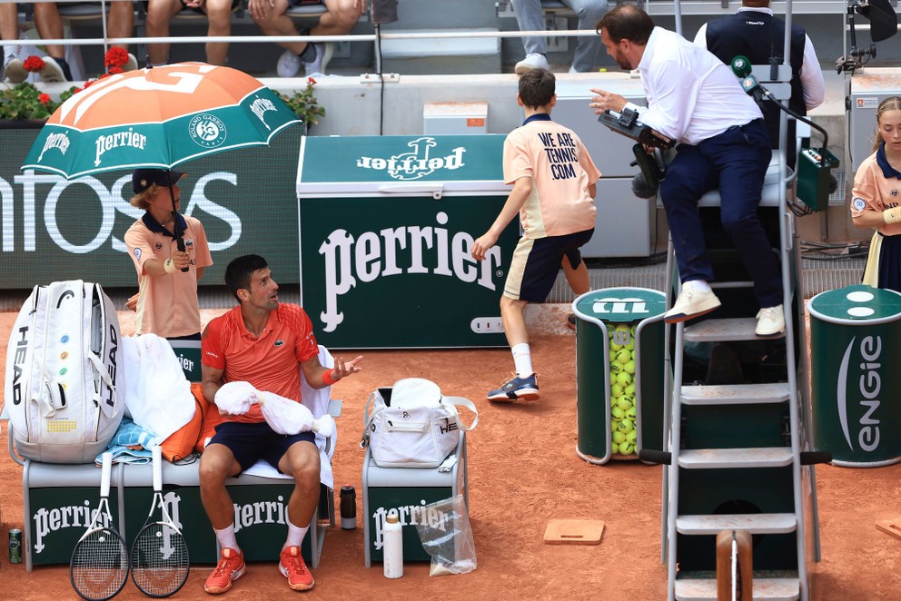 Novak Djokovič sa rozpráva s tenisovým rozhodcom vo finále Roland Garros. 
