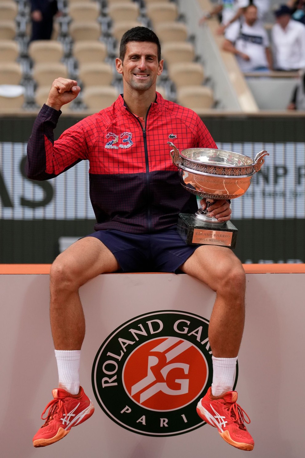 Novak Djokovič s trofejou po výhre na Roland Garros 2023.