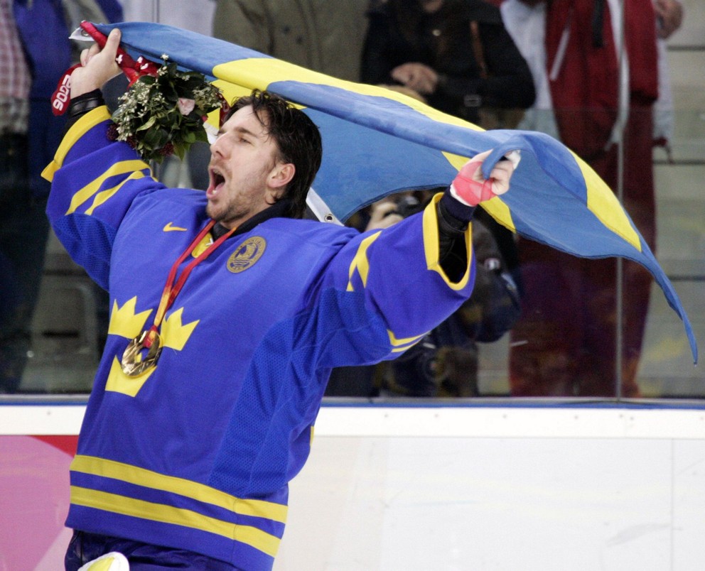 Švédsky brankár Henrik Lundqvist po triumfe na ZOH 2006.