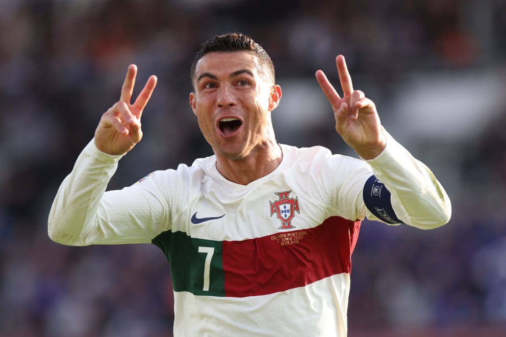 Cristiano Ronaldo sa teší po strelenom góle v zápase Island - Portugalsko v kvalifikácii EURO 2024.