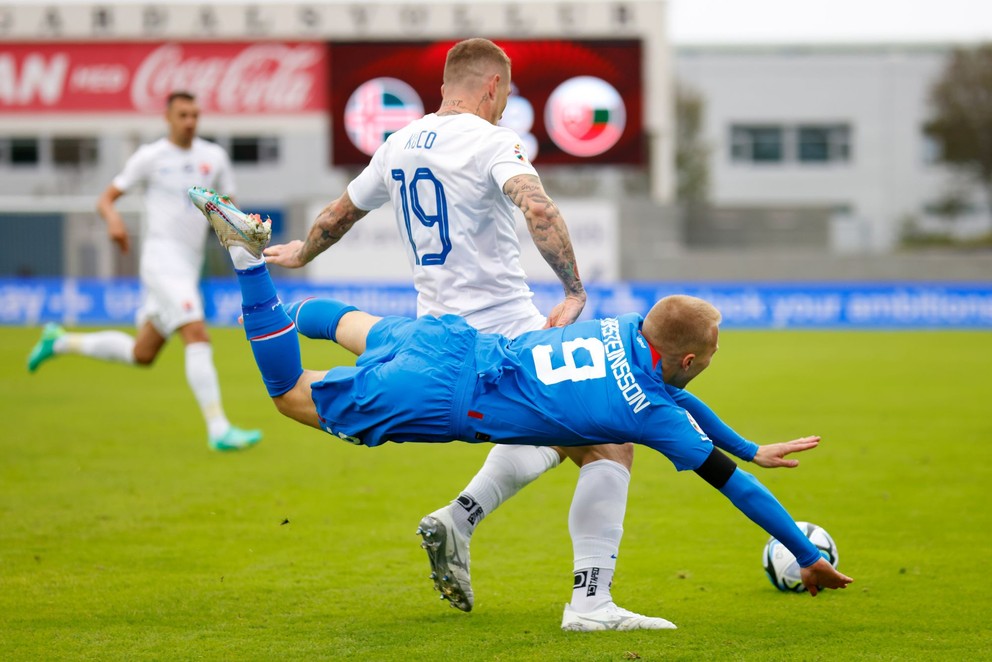 Juraj Kucka v súboji o loptu s Islanďanom Jonom Dagurom Porsteinssonom v zápase kvalifikácie na EURO 2024 Island - Slovensko.