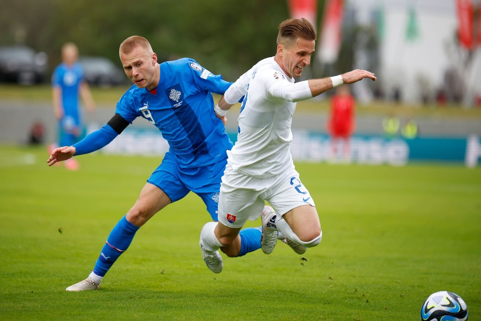 Jon Dagur Porsteinsson (vľavo) a Peter Pekarík v zápase Island - Slovensko v kvalifikácii EURO 2024.