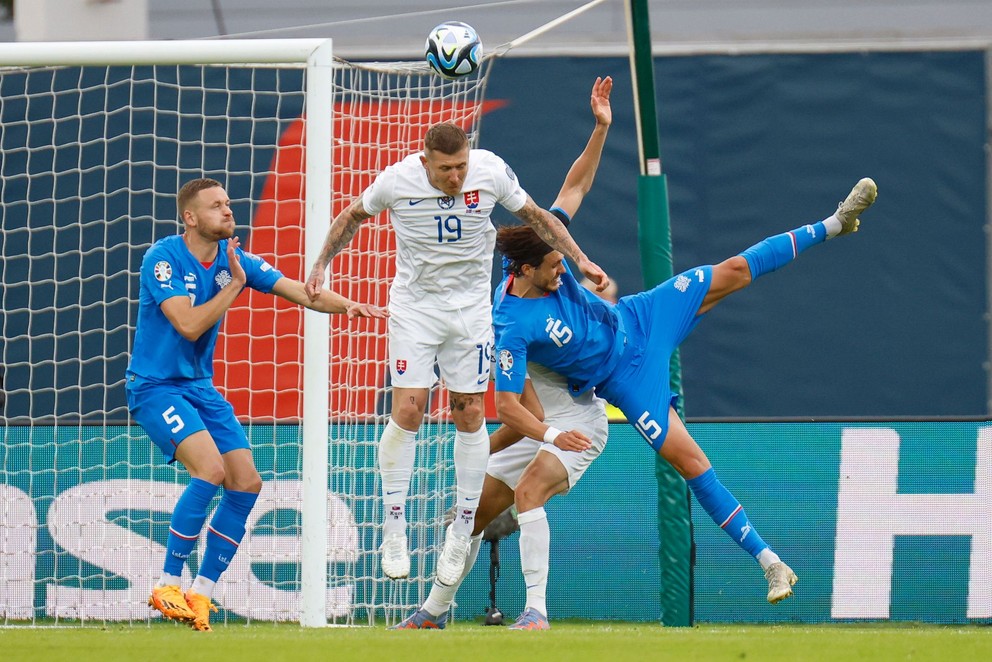 Juraj Kucka (uprostred) v hlavičkovom súboji s islandkými reprezentantami Sverrirom Ingi Ingasonom (vľavo) a Willusom Thorom Willumssonom v kvalifikačnom zápase Island - Slovensko na EURO 2024