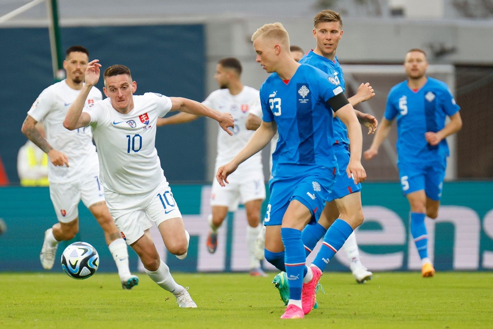 Róbert Polievka (vľavo) a Bjorgvin Magnusson (vpravo) v súboji o loptu v kvalifikačnom zápase na EURO 2024 Island - Slovensko.