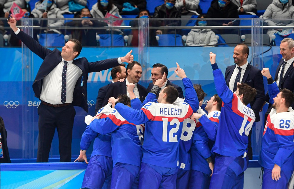 Ján Lašák si fotí selfie s tímom, slovenskí hráči oslavujú po zisku bronzu po zápase olympijského turnaja v hokeji mužov o bronz Slovensko - Švédsko na ZOH 2022 v Pekingu.