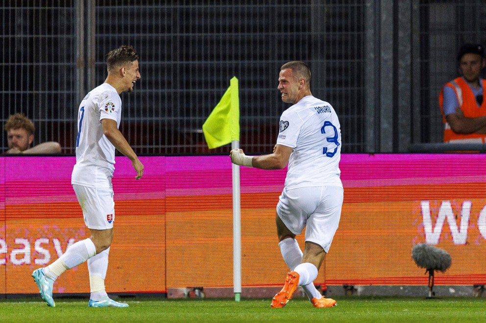  Denis Vavro a Peter Pekarík v zápase Lichtenštajnsko - Slovensko v kvalifikácii EURO 2024.