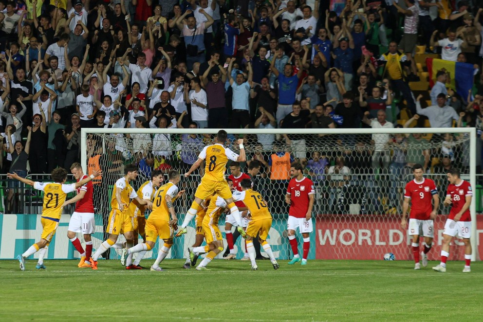 Futbalisti Moldavska sa tešia z gólu do siete Poľska v kvalifikácii o postup na EURO 2024.