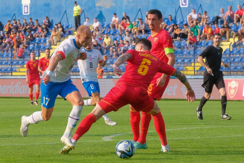 Václav Černý (vľavo) v prípravnom zápase Čierna Hora - Česko.