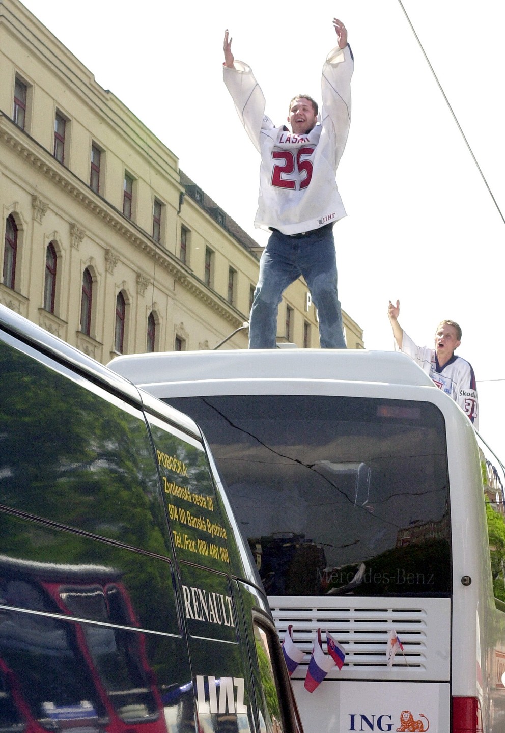 Oslavy titulu z MS 2002 v uliciach Bratislavy, Ján Lašák na streche autobusu. 