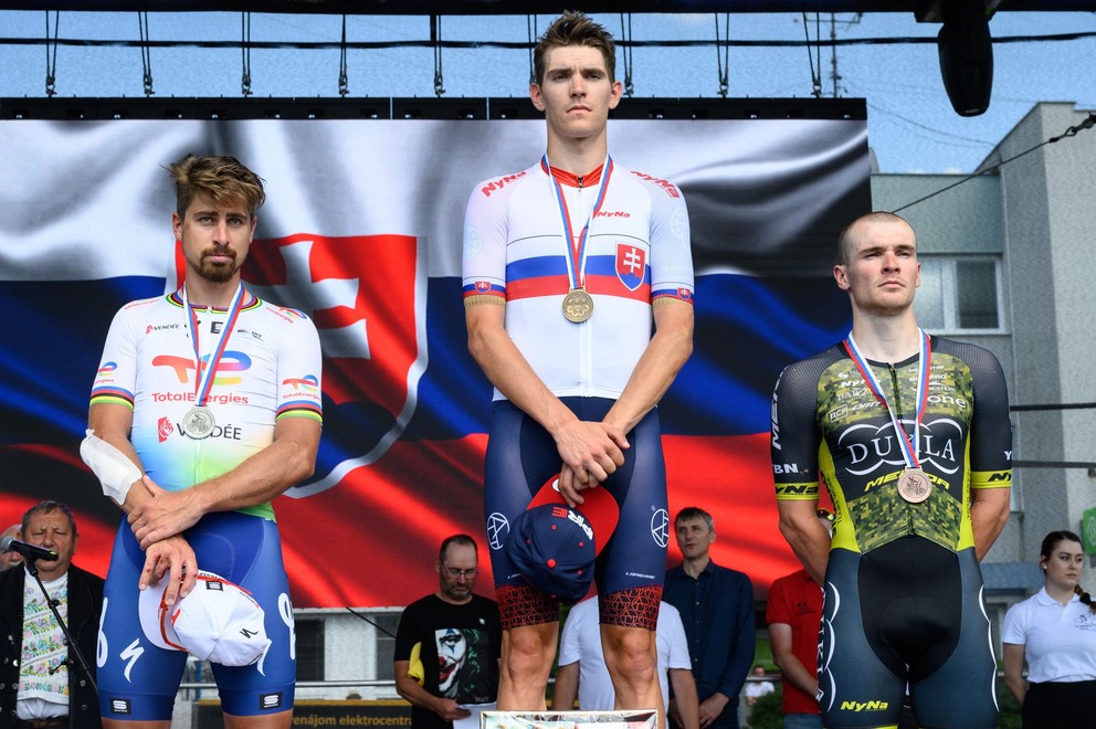 Uprostred Matúš Štoček (ATT Investments), Peter Sagan z TotalEnergies (vľavo) a Lukáš Kubiš z Dukly Banská Bystrica (vpravo) na  Majstrovstiev Slovenska a Českej republiky v cestnej cyklistike 2023.