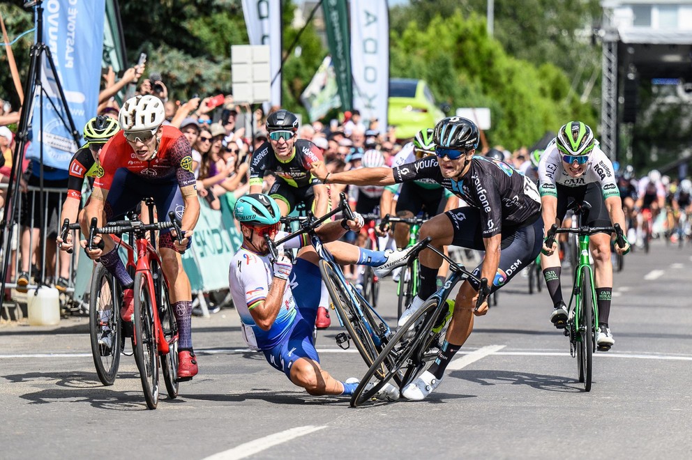 Petert Sagan (TotalEnergies, uprostred) padá v záverečnom špurte na majstrovstvách Slovenska a Českej republiky v cestnej cyklistike 2023.