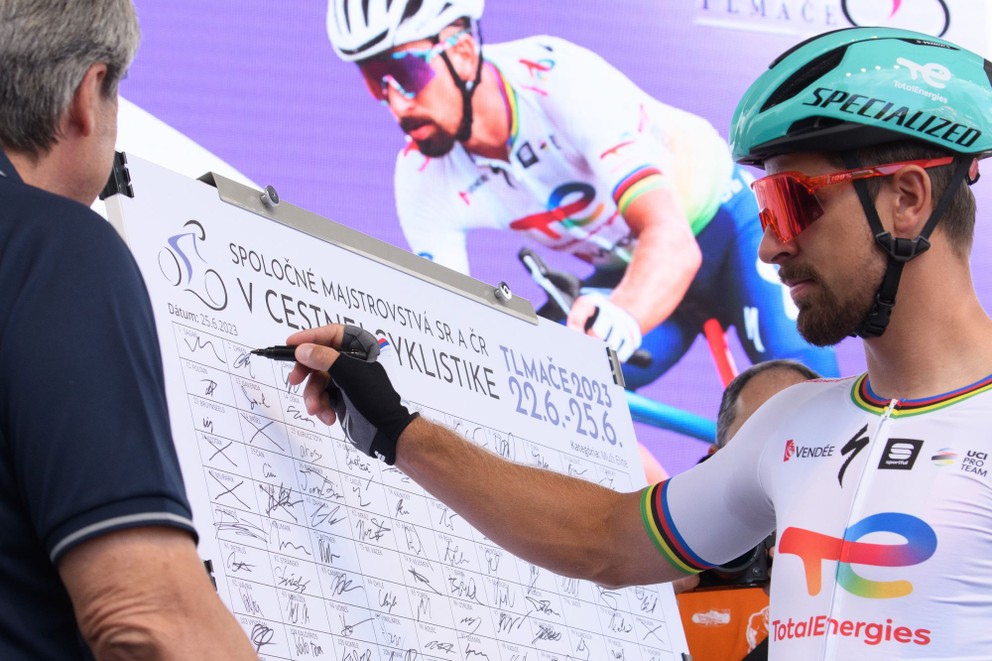 Na snímke sa Peter Sagan podpisuje na štartovnú listinu na majstrovstvách Slovenska a Českej republiky v cestnej cyklistike 2023.
