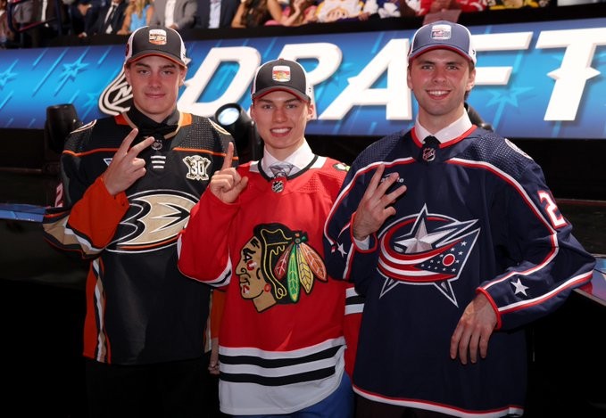 Najlepšia trojka draftu NHL 2023 - Connor Bedard (uprostred, Chicago Blackhawks), Leo Carlsson (vľavo, Anaheim Ducks) a Adam Fantilli (vpravo, Columbus Blue Jackets).