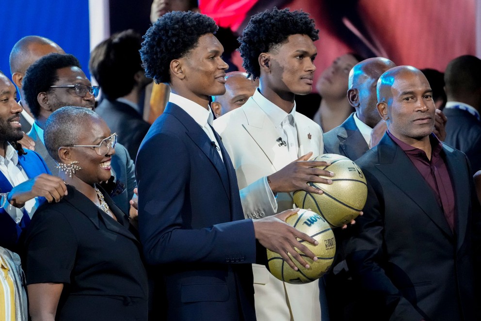 Dvojičky Ausar Thompson (vľavo) a Amen Thompson počas draftu NBA 2023. 