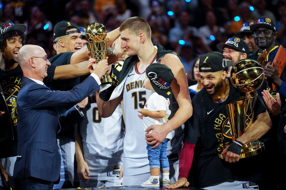 Nikola Jokič po výhre titulu v NBA. 