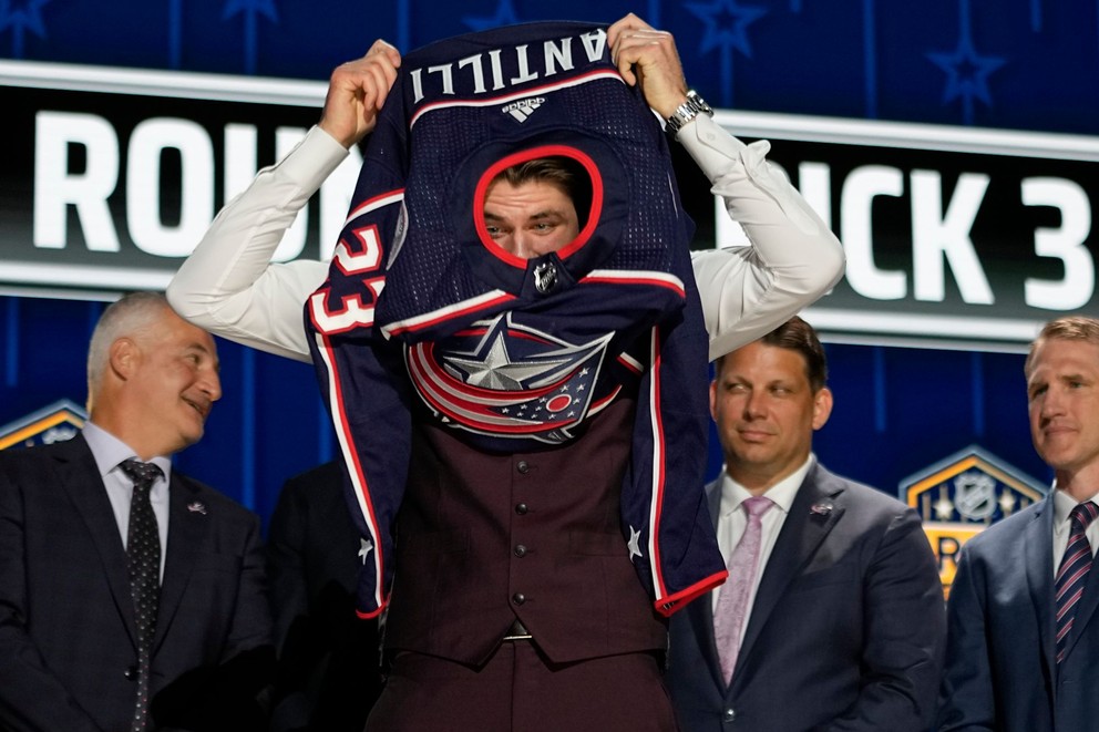 Draftová trojka Adam Fantilli si oblieka dres Columbusu Blue Jackets v drafte NHL 2023. 