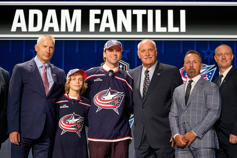 Na fotke trojka draftu NHL 2023 Adam Fantilli s predstaviteľmi klubu Columbus Blue Jackets.