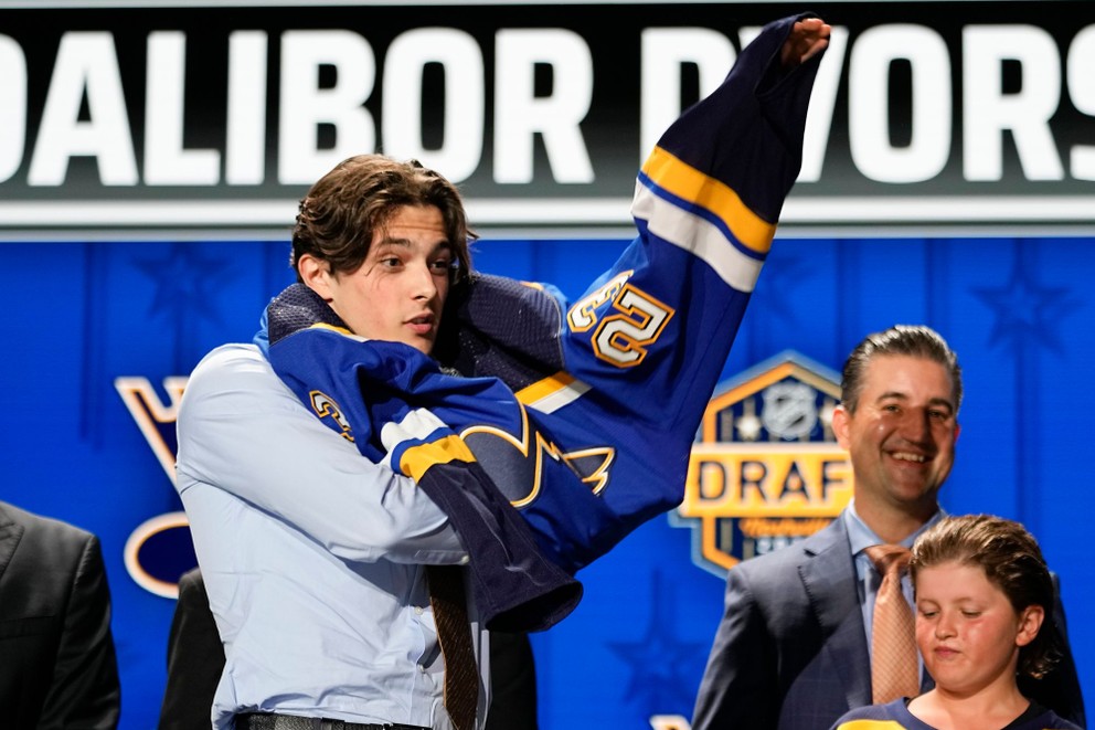 Dalibor Dvorský si oblieka dres St. Louis Blues vo vstupnom drafte NHL 2023..