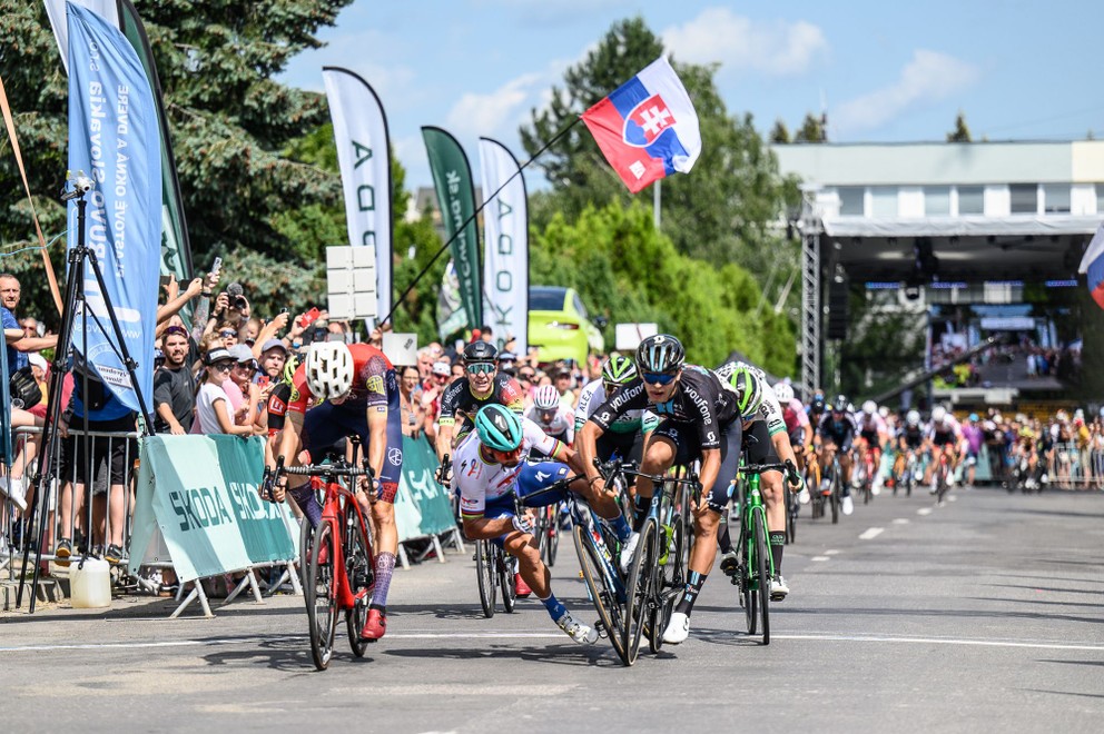Peter Sagan spadol v závere pretekov kategórie elite počas Majstrovstiev Slovenska a Českej republiky v cestnej cyklistike 2023. 
