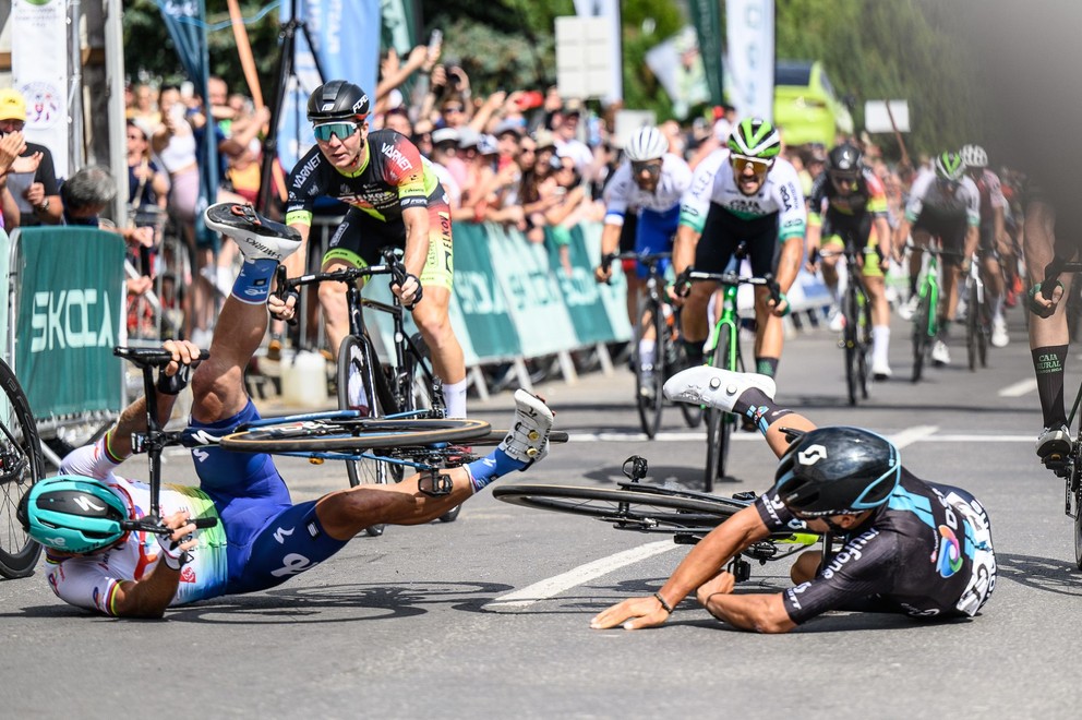 Peter Sagan a Pavel Bittner skončili po vzájomnej kolízií na zemi počas Majstrovstiev Slovenska a Českej republiky v cestnej cyklistike 2023. 