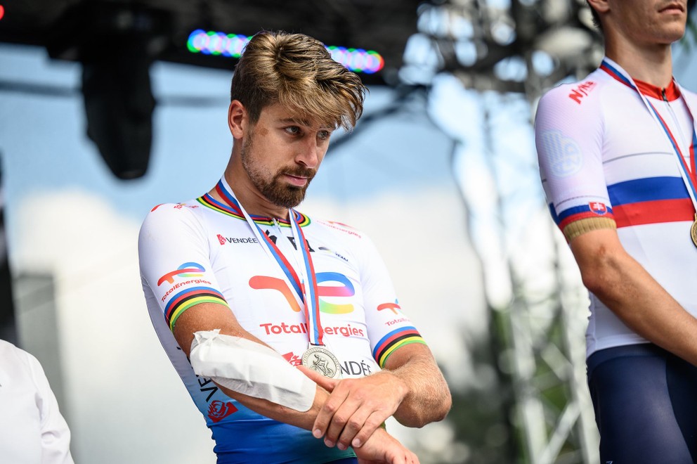 Zranený Peter Sagan po páde v záverečnom šprinte Majstrovstiev Slovenska a Českej republiky v cestnej cyklistike 2023 v Tlmačoch.