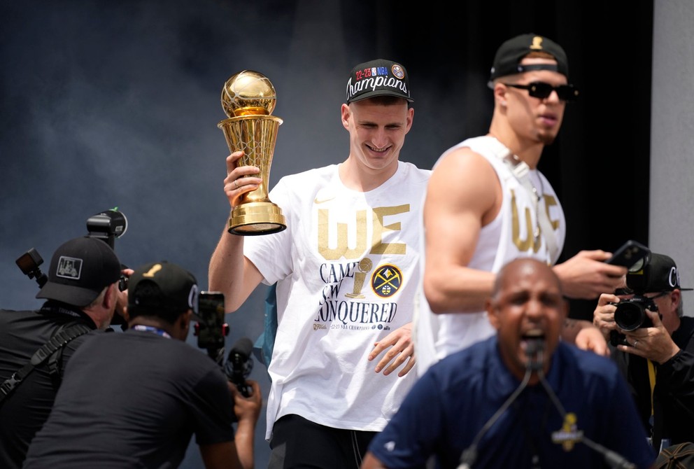 Nikola Jokič počas osláv premiérového titulu Denveru Nuggets v NBA.