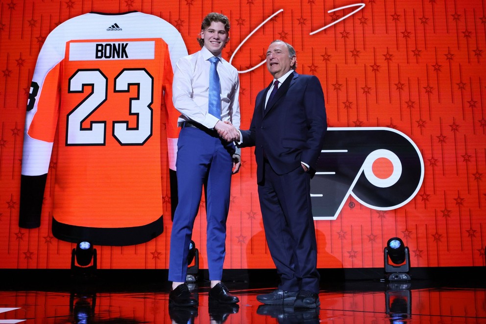 Kanaďan Oliver Bonk bol draftovaný Philadelphiou Flyers z 22. miesta. 