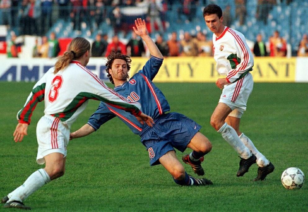Peter Dubovský (v strede) v zápase Slovensko - Maďarsko v kvalifikácii EURO 2000. Zápas sa hral na Tehelnom poli 31. marca 1999.