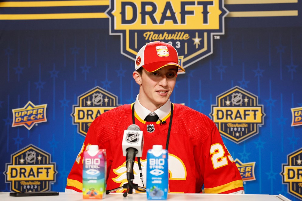 Samuel Honzek bol draftovaný na 16. mieste tímom Calgary Flames v drafte NHL 2023.