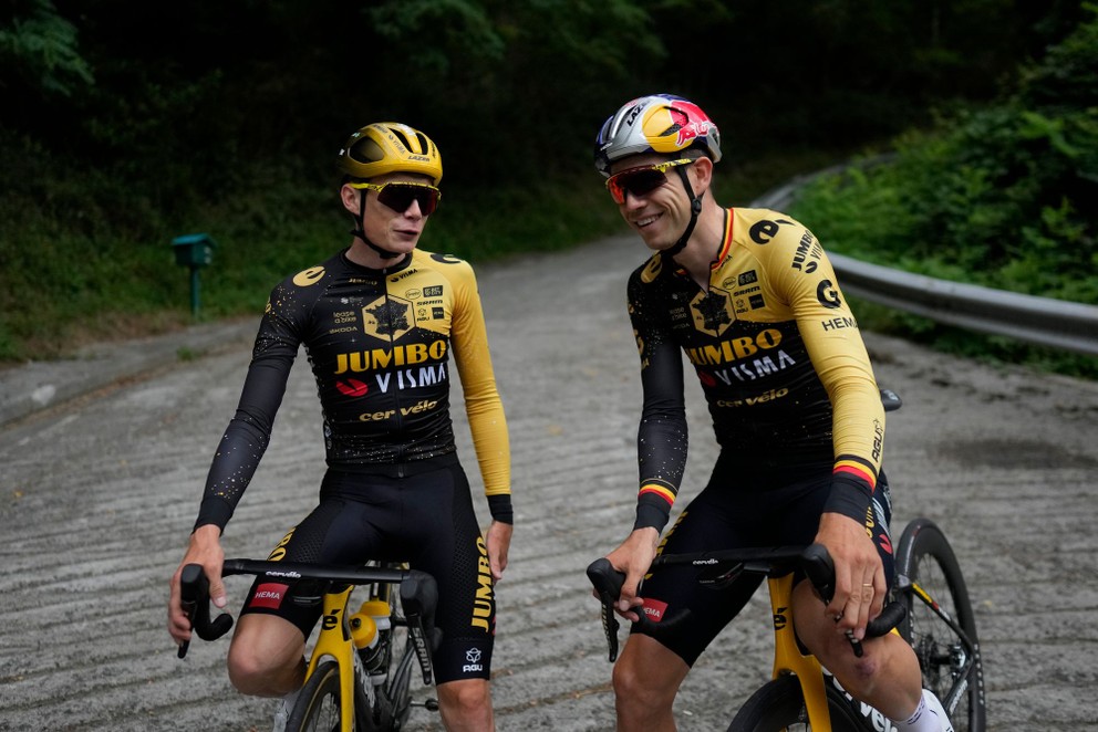 Jazdci tímu Jumbo-Visma, zľava Jonas Vingegaard a Wout van Aert.