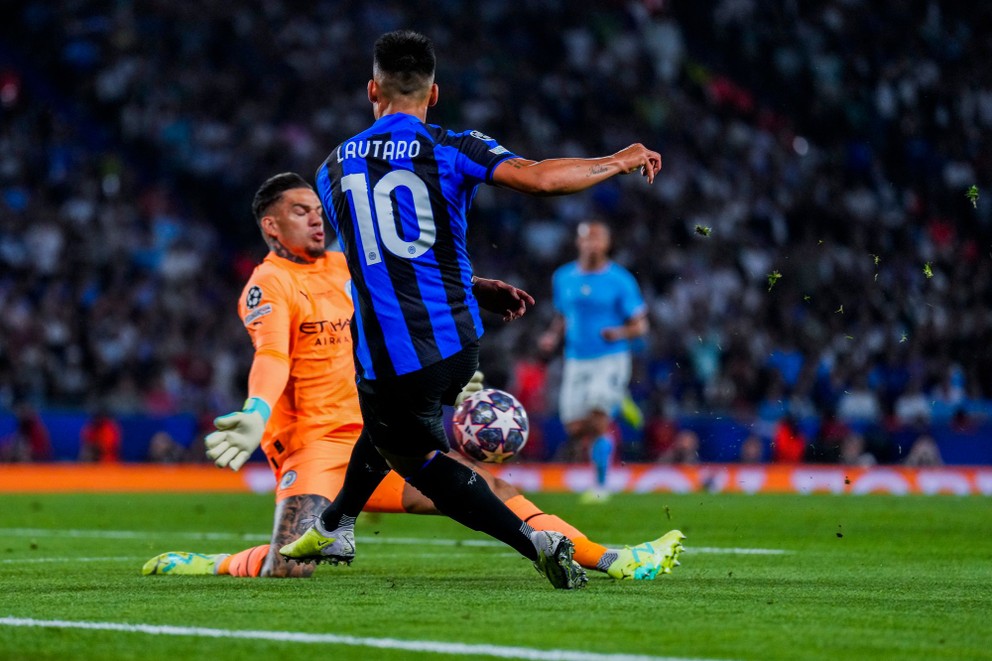 Príležitosť útočníka Interu Miláno Lautara Martíneza zneškodnil brankár Ederson. 