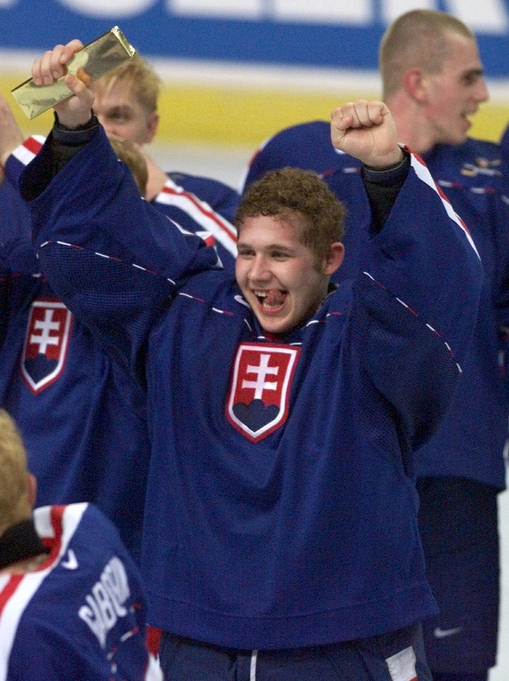 Brankár bronzového tímu na MS juniorov vo Winnipegu v roku 1999. 