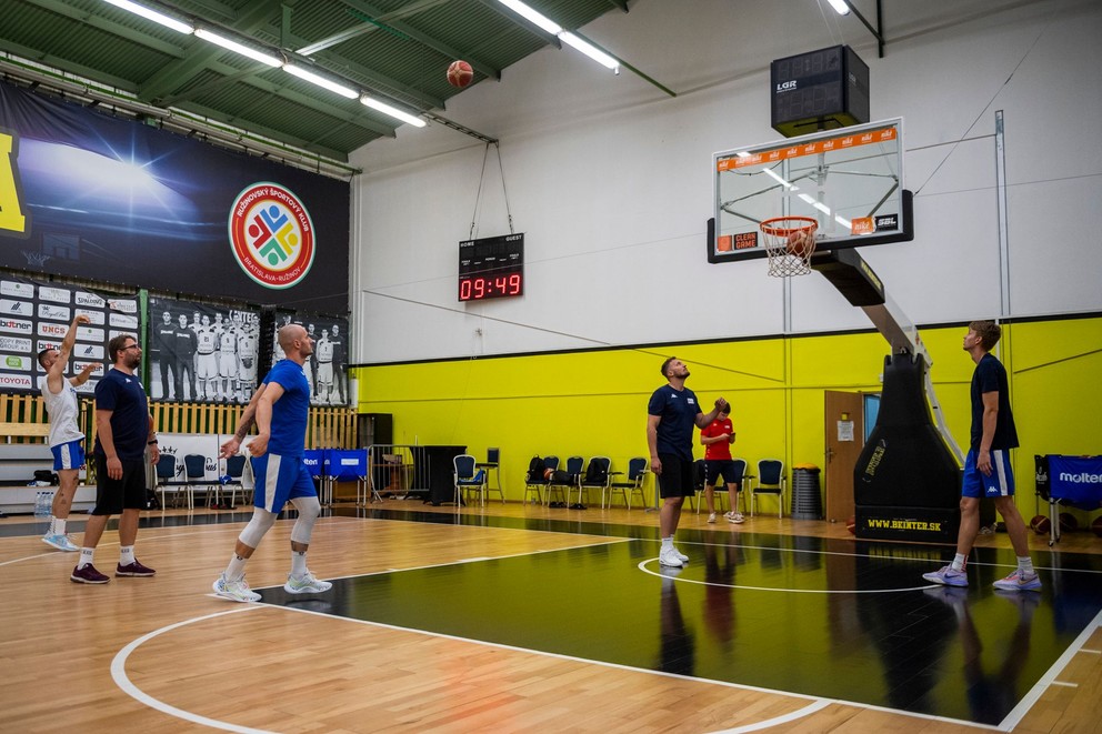 Slovenskí basketbalisti počas tréningu pred predkvalifikáciou ME 2025. 